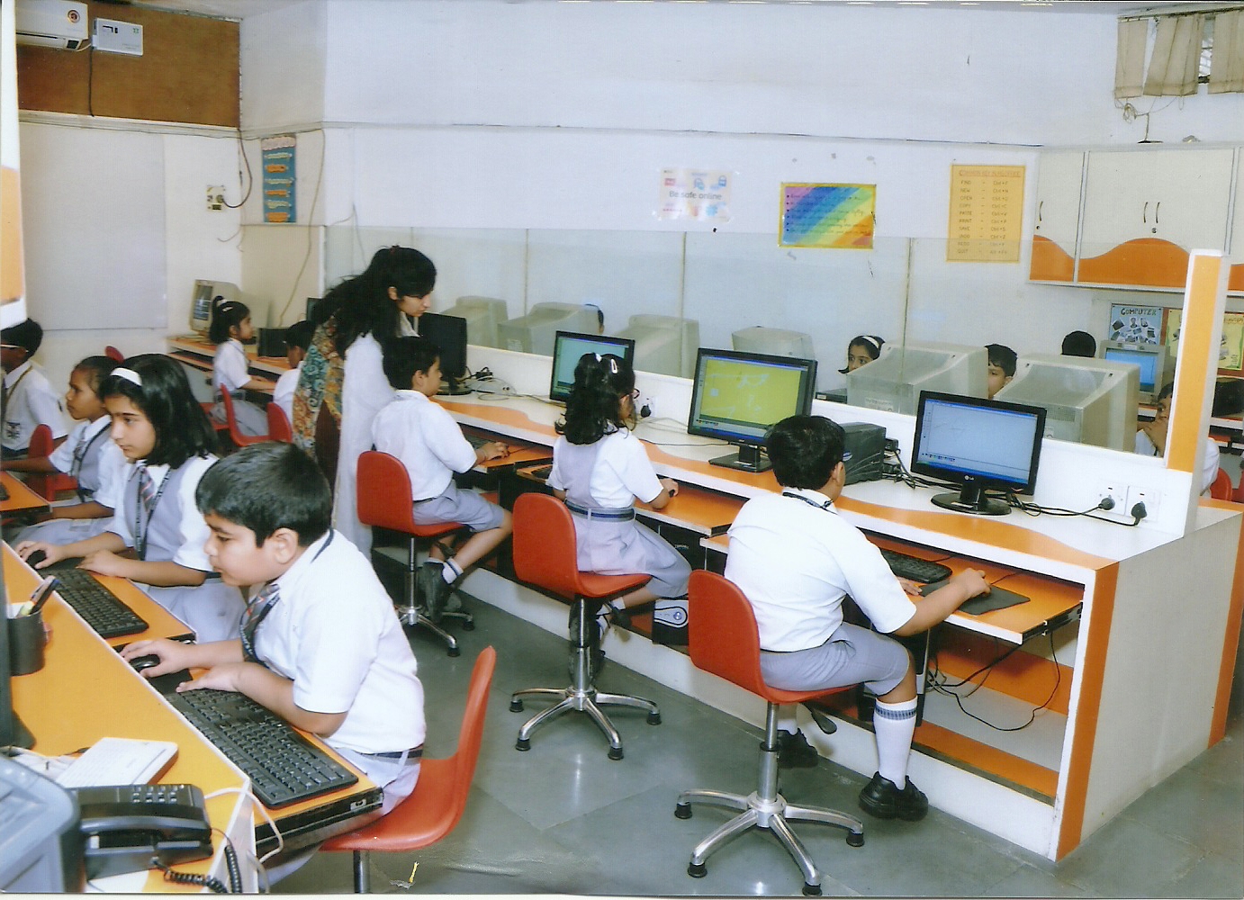 Открытая школа информатика. Скул Информатика. Пакистанцы за компьютерами. Пищевой компьютер School. School Computer Room.